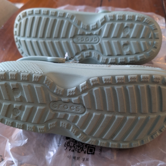 CROCS Dual Comfort Clogs in Soft Green, Size M7/W9 - Picture 2 of 2